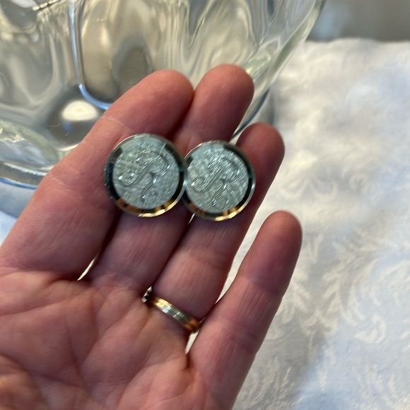 “R” engraved Gold colored Men's Cufflinks - Picture 1 of 10